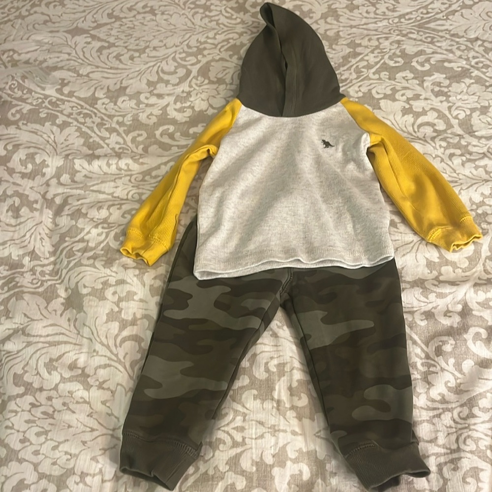 EUC Boy’s Carter 2 piece set size 18 months